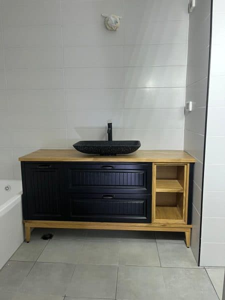 ארון אמבטיה דגם רוי עם רגליים שחור עם בוקס מדפים פתוח