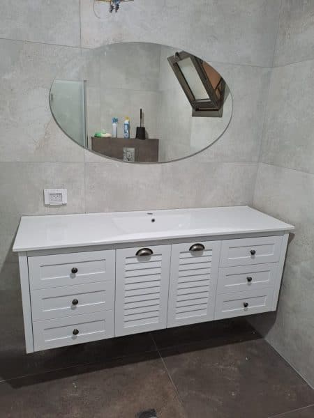 ארון אמבטיה דגם ליאו לבן עם משטח כיור אינטגרלי