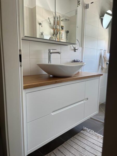 ארון אמבטיה דגם אופק לבן עם משטח בוצ'ר 2023