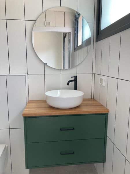 ארון אמבטיה ירוק