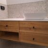 ארון אמבטיה עץ אלון בוקס פתוח מותקן בבית הלקוח