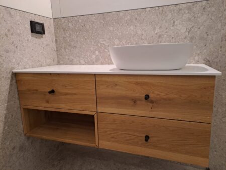 ארון אמבטיה עץ אלון בוקס פתוח מותקן בבית הלקוח