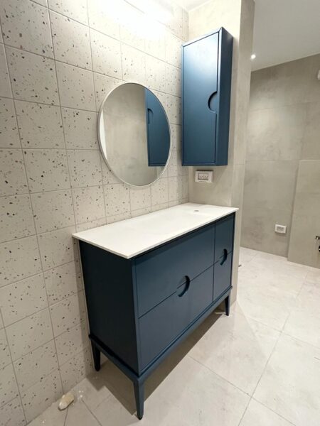 ארון אמבטיה מודרני עם ארון שירות בהזמנה מיוחדת