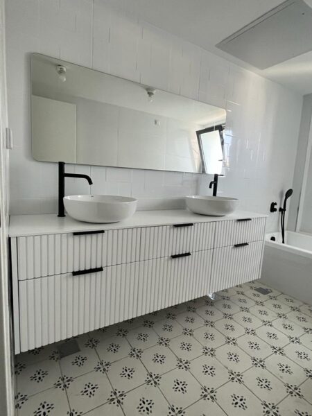 ארון אמבטיה וינה משטח קוריאן לבן ברוחב 183 ס"מ בהזמנה מיוחדת