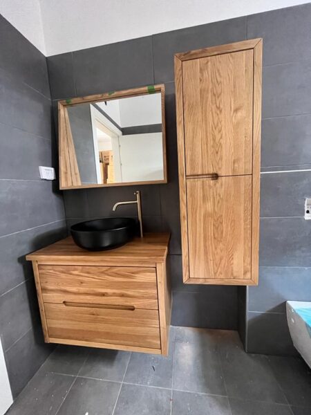 ארון אמבטיה עם ארון שירות מעץ אלון ומראה מדף בוצ'ר