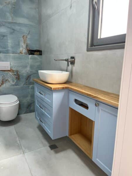 ארון אמבטיה מדורג בהזמנה מיוחדת הותקן בבית הלקוח