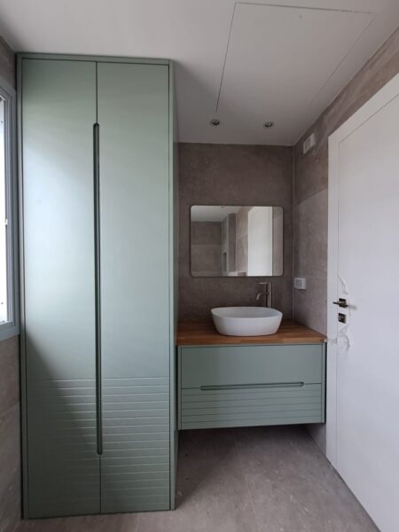 ארון אמבטיה מודרני בהזמנה מיוחדת הותקן בבית הלקוח